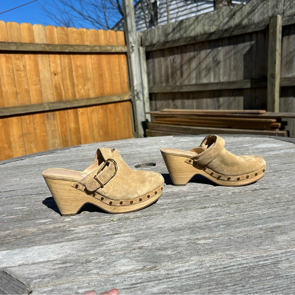 VERONICA BEARD Womens Suede Slip On Clogs‎ In Beige size 5

Hendrix Suede Buckle
